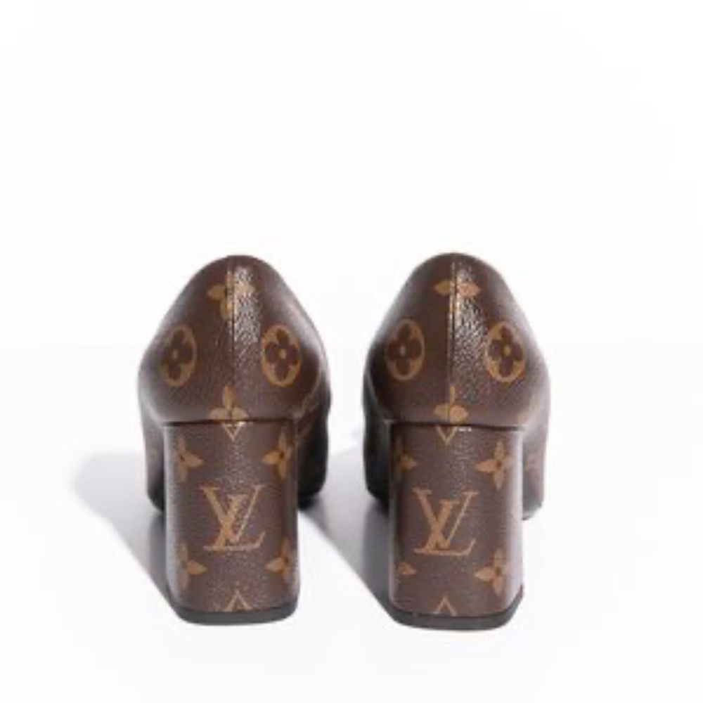 Loui Vuitton Women Shoea